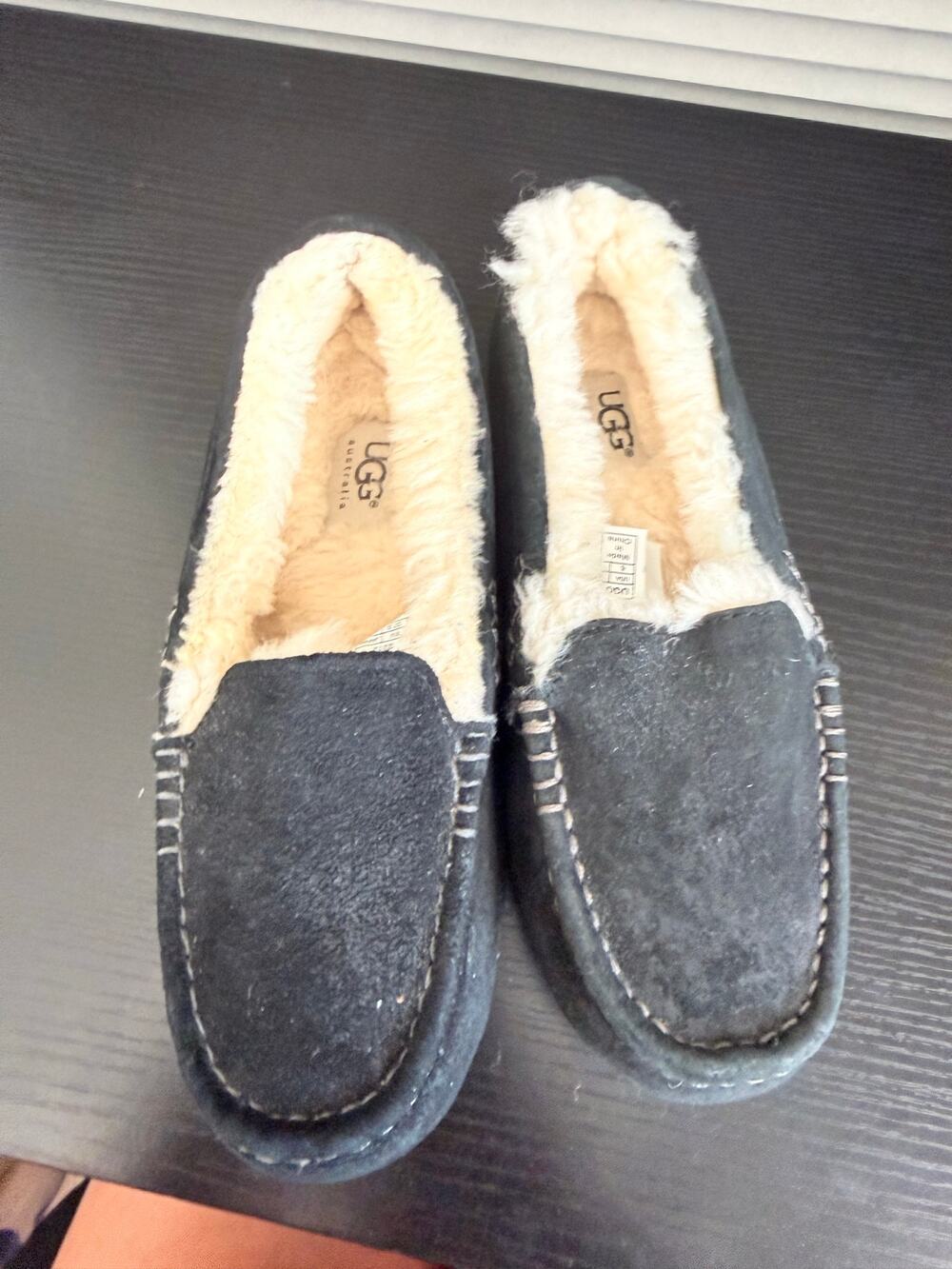 UGG Ansley Moccasin Slippers Women’s Size 6 Black Suede Sheepskin Lined *READ*